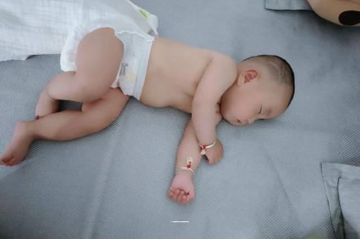 安岳两个月宝宝肚子胀气
